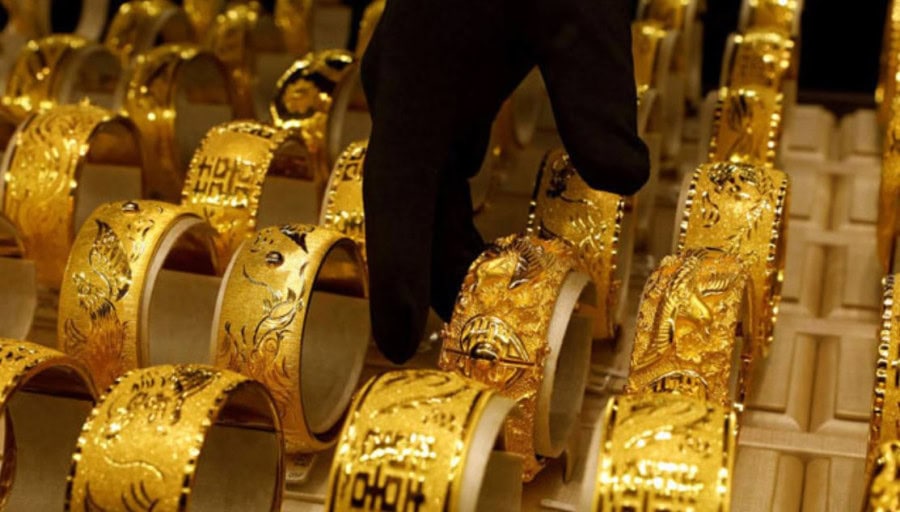 Gold Price In Pakistan Tumbles By Rs1600 Per Tola After Hitting Record High