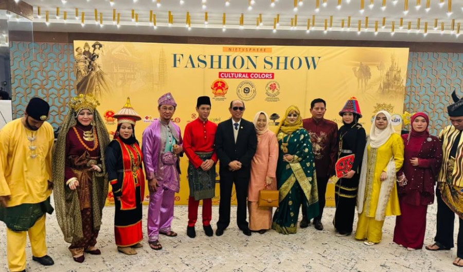 Malaysias Traditional Fashion Show Takes Center Stage In Islamabad