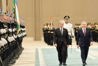 Pm Shehbaz Receives Guard Of Honour In Uzbekistan