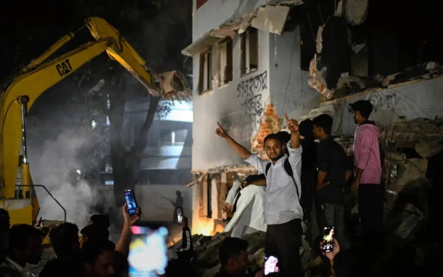 Protesters Set Fire To Former Bangladesh Pm Hasina Wajids Ancestral Home