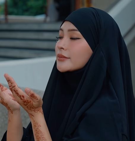 Former Japanese Adult Start Rae Lil Black Observers First Ramadan After Embracing Islam