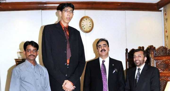 Naseer Soomro Pakistans Tallest Man Who Stood At 7 Feet 9 Inches Tall Is No More