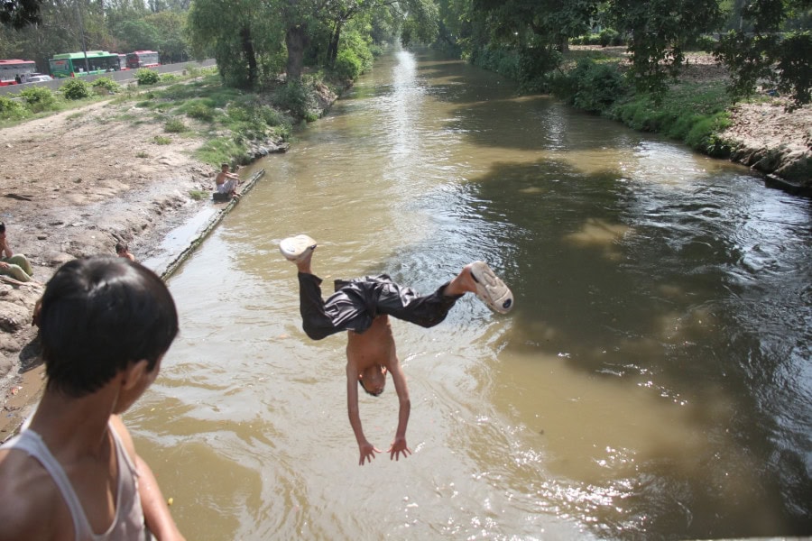 Lahore Sizzles At 42c As Heatwaves Prevail In Punjab