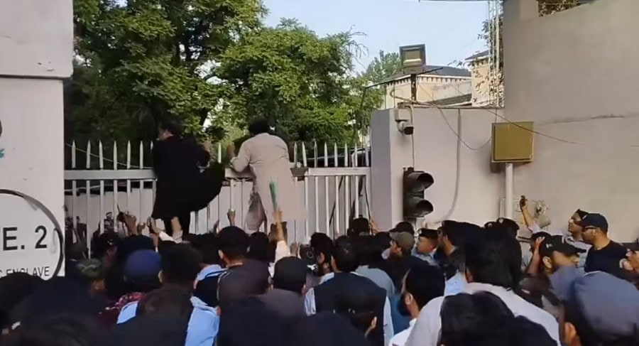 Pakistanis Protest Outside Indian High Commission After False Flag Operation In Pahalgam