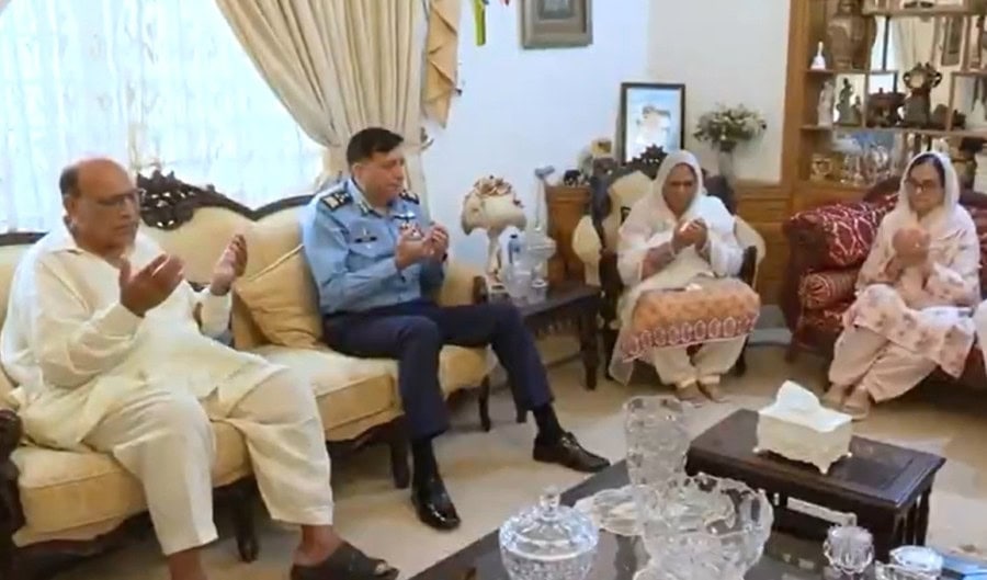 Air Chief Marshal Zaheer Pays Tribute To Martyred Squadron Leader Usman Yousaf