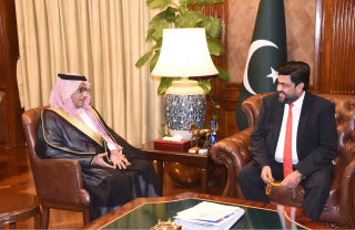 Governor Discusses Regional Situation With Arab Diplomats