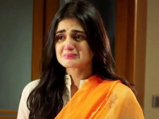 Hira Manis Emotional Video From Abu Dhabi Airport Goes Viral