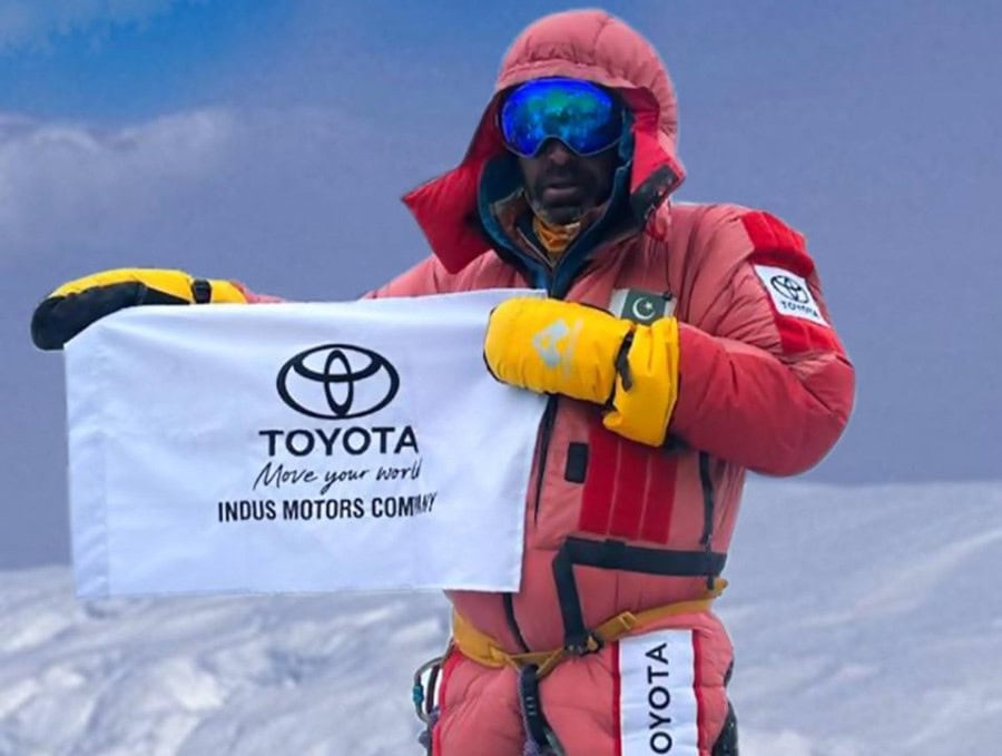 Pakistani Mountaineer Wajidullah Nagari Summits Mount Everest