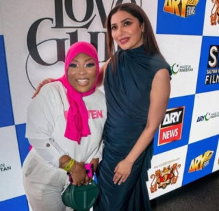 Us Woman Onieja Robinson Meets Mahira Khan In New York