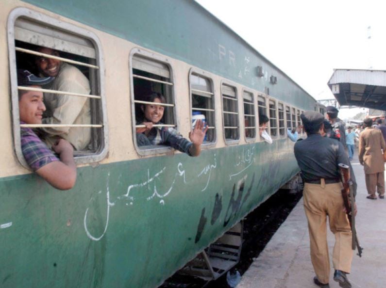 Eidul Adha Special Train Departs From Quetta To Peshawar With Over 450 Passengers