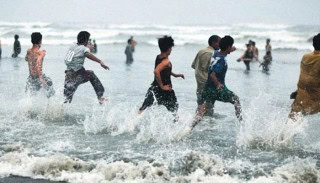 Karachi Bans Beachgoers From Swimming In Sea During Eid Holidays
