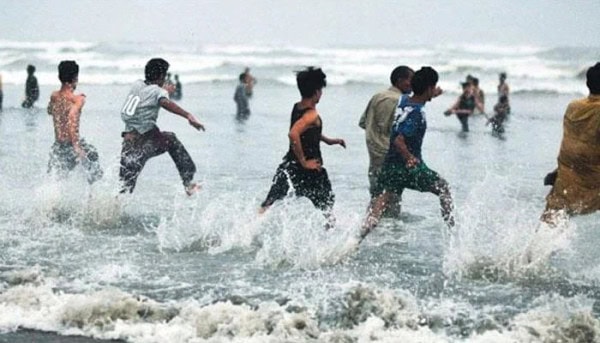 Karachi Bans Beachgoers From Swimming In Sea During Eid Holidays