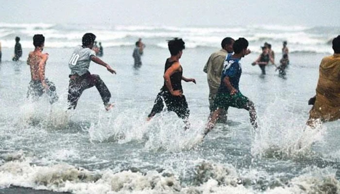 Karachi Bans Beachgoers From Swimming In Sea During Eid Holidays