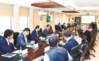 Aurangzeb Briefs Moodys On Pakistans Stabilizing Economy Reform Drive